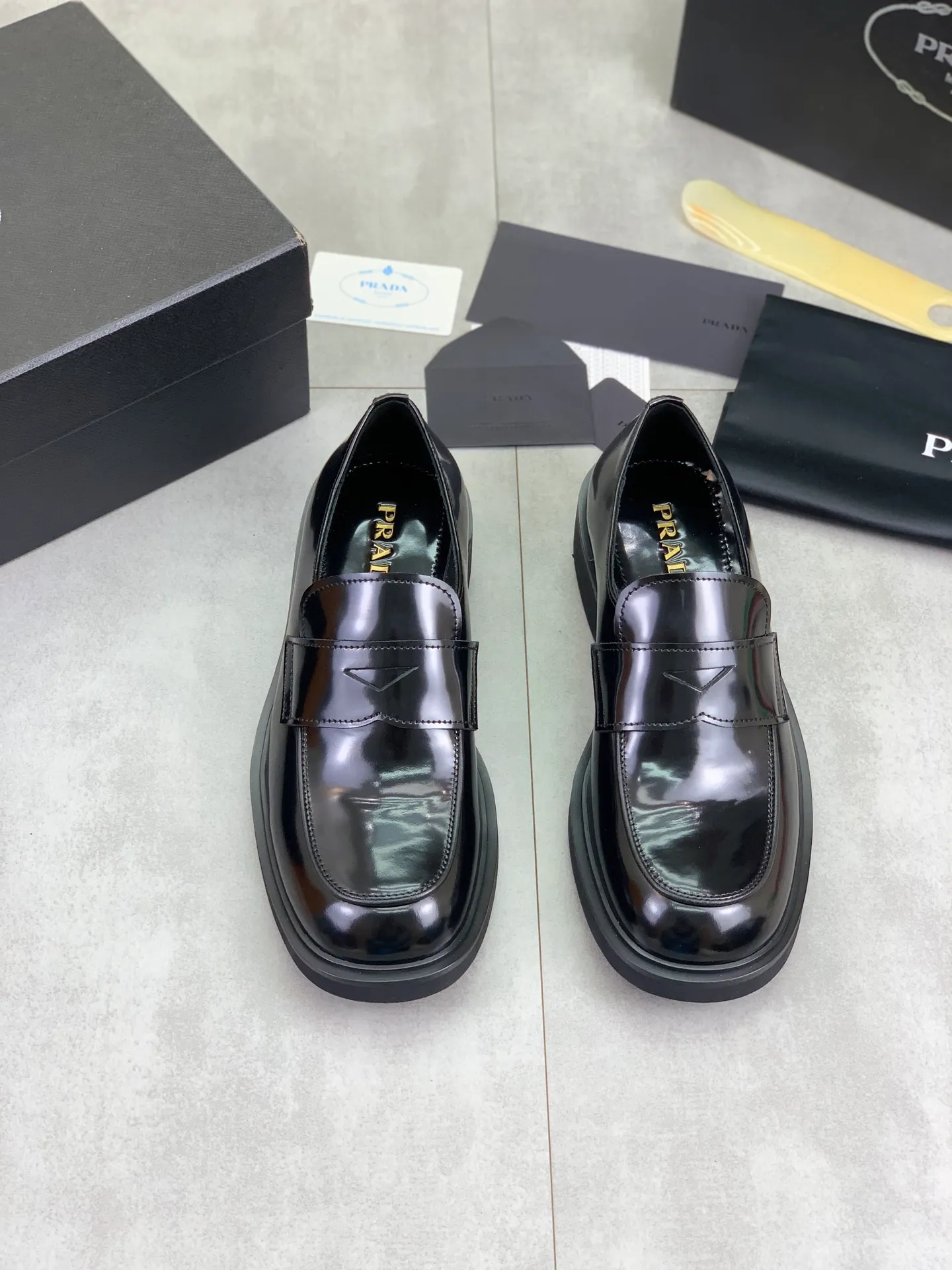 Factory price P840 💰Original quality, top version🔱 ＰＲＡＤＡPrada. Men's business casual leather shoes, top quality cow leather. 1:1 shipment ⬆️Luxurious and noble, all made of imported original first-layer fine suede cowhide, just to create a more comfortable wearing experience. Upper: original comfortable open-edge bead-rubbed calfskin ➕Top imported water-dyed full cow lining, original high-end lightweight and comfortable TPU combination bottom ✔️Code number: 39-44 (38 45 Can be customized)